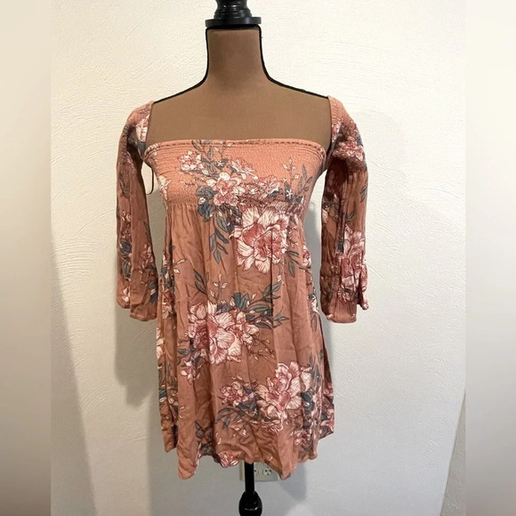 Billabong Tops - Billabong size xs off shoulder floral shirt